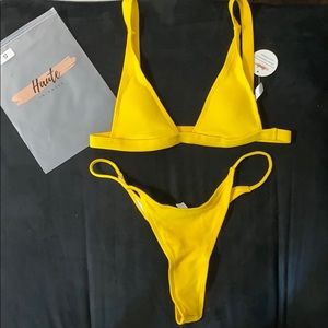 I’m selling this yellow bikinis with the  tags